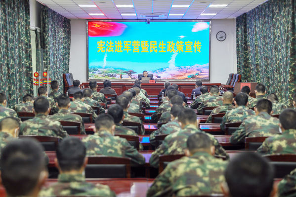 休寧縣多部門聯(lián)合開展憲法進(jìn)軍營活動