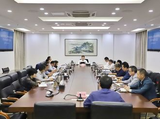 市政府召開黨組會暨理論學習中心組學習會