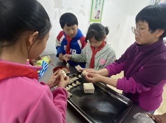 新溪口中心學校：勞動展風采，巧手做主“餃”