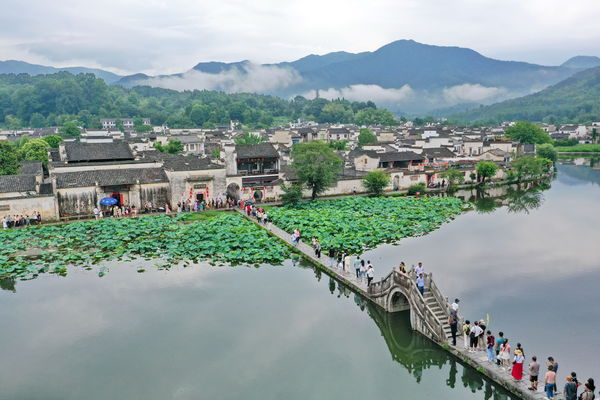宏村迎來暑期旅游熱