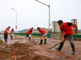 【聞“汛”而動 奮戰(zhàn)一線】組圖來了！黨員沖在前 合力“復新顏”