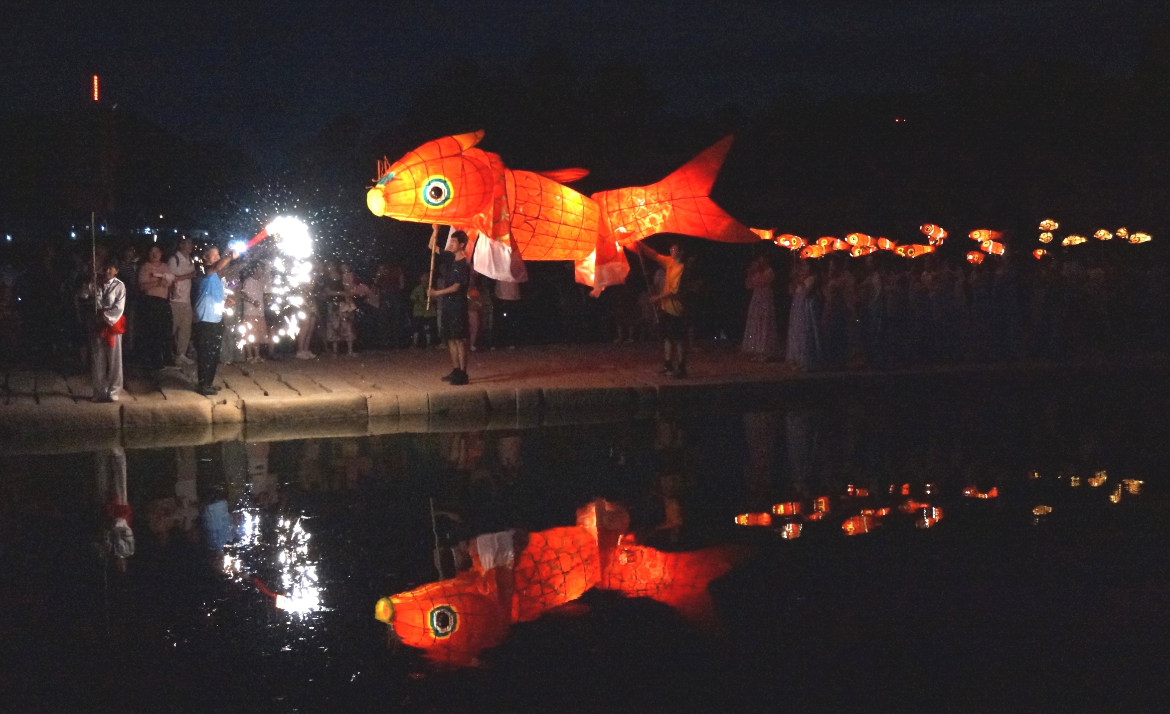“鯉魚”夜跳漁梁壩