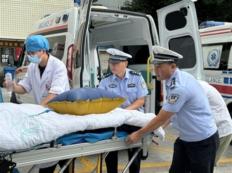 “守護藍+天使白”攜手護航 黃山公安警醫聯動共筑交通平安