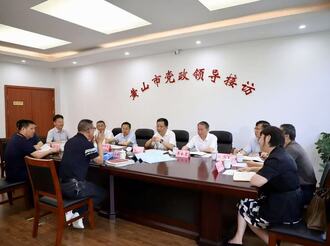 丁純?cè)谑新?lián)合接訪中心接訪時(shí)強(qiáng)調(diào) 嚴(yán)實(shí)作風(fēng) 換位思考 依法依規(guī)推動(dòng)問(wèn)題解決