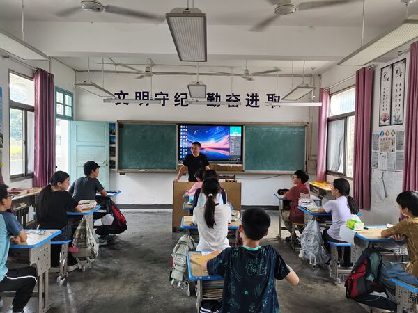 黟縣美溪鄉中心小學：夢想起航 點亮畢業生初中之路
