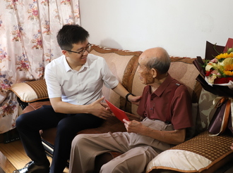 何毅在走訪慰問抗戰老戰士老同志時強調 傳承紅色基因 賡續紅色血脈 為推動黃山高質量發展凝聚強大力量